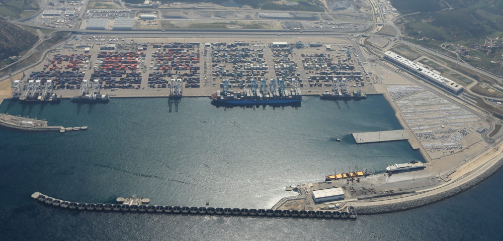 Puertos: Marruecos consolida ventaja frente a España en el Estrecho<br><span style='font-size:18px;line-height:18px;font-weight:400'>Tánger Med se ha convertido en el principal hub portuario del Mediterráneo occidental, superando ampliamente a Algeciras y Valencia en volumen de contenedores. La combinación de inversiones masivas, flexibilidad normativa y nuevas rutas de pasajeros refuerza la posición marroquí, mientras España responde con planes de inversión y modernización que buscan recuperar competitividad.</span>