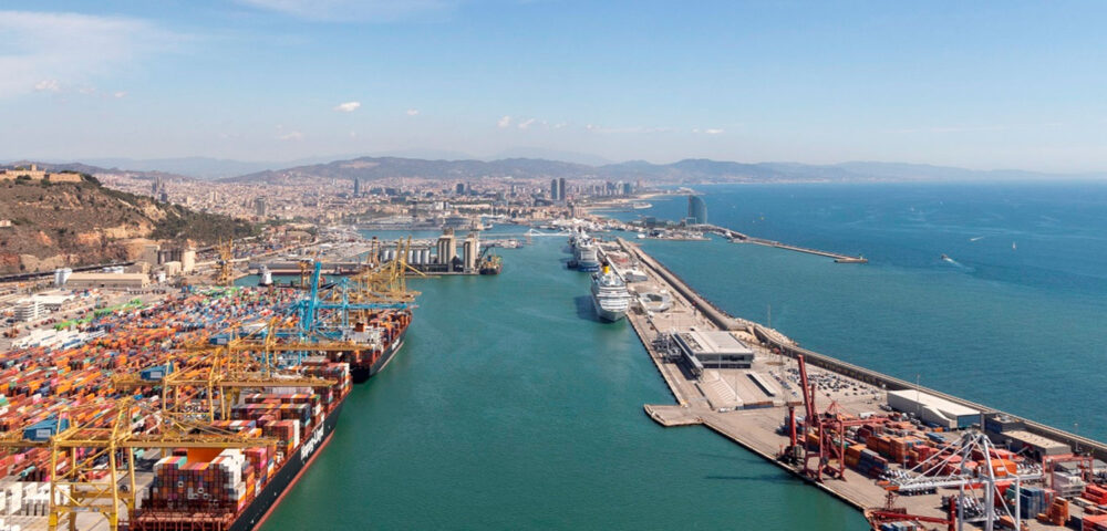 Puertos europeos bajo presión por el conflicto Irán–EE.UU.–Israel<br><span style='font-size:18px;line-height:18px;font-weight:400'>El bloqueo en Ormuz y la tensión en Medio Oriente generan desvíos de rutas, congestión y alzas de costos en los principales puertos europeos. Rotterdam, Hamburgo y Valencia concentran los mayores impactos, mientras el resto ajusta operaciones para sostener la resiliencia logística.</span>