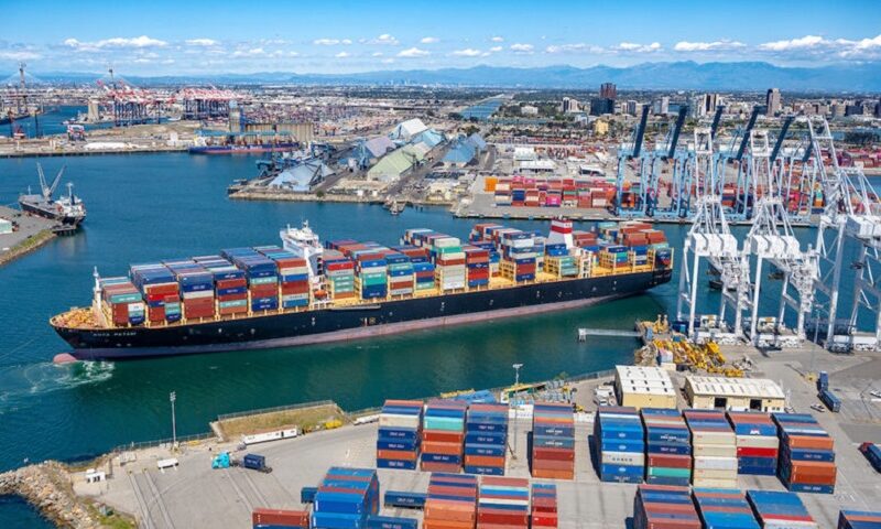Puerto de Los Ángeles: debilidad del comercio con China golpea la actividad portuaria<br><span style='font-size:18px;line-height:18px;font-weight:400'>En enero 2026, el Puerto de Los Ángeles registró su nivel más bajo de movimiento mensual en casi tres años. La fragilidad del comercio con China y la comparación con un 2025 inflado por embarques adelantados explican el retroceso.</span>