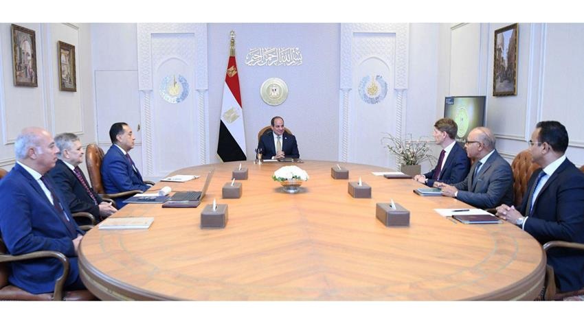 Autoridades egipcias y representantes de Maersk se reunieron en El Cairo para abordar cooperación logística, transición energética y reconstrucción regional, en el marco de una agenda estratégica vinculada al Canal de Suez | Foto: Presidency.eg