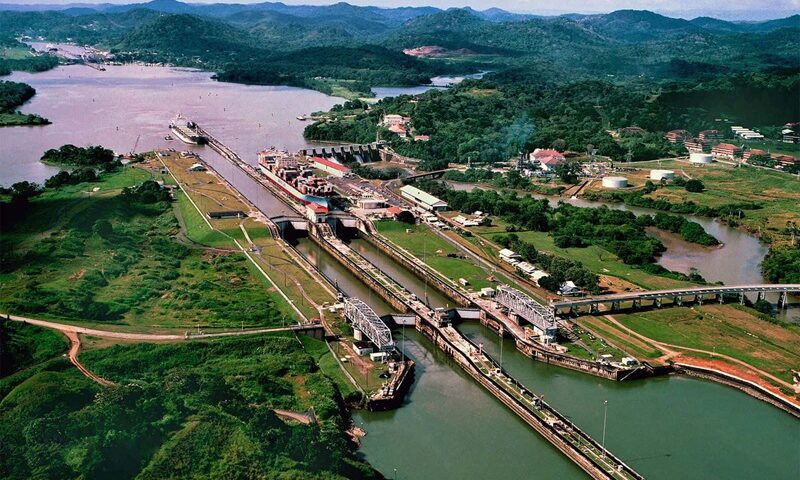 Panamá rompe récords por el boom exportador de EE. UU. hacia Asia<br><span style='font-size:18px;line-height:18px;font-weight:400'>El Canal de Panamá atraviesa un momento histórico: el desvío de flujos energéticos desde Ormuz y el crecimiento de las exportaciones estadounidenses hacia Asia han disparado los tránsitos y las subastas de paso prioritario. Houston y Nueva Orleans lideran la salida de GNL y granos, mientras Savannah y Charleston consolidan la carga contenerizada.</span>