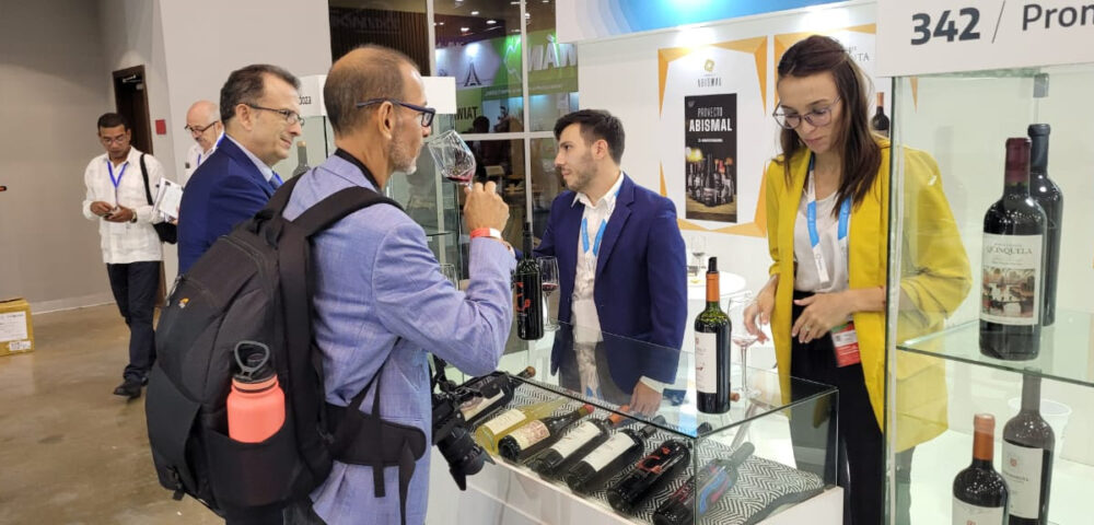 Convocatoria mendocina para Expocomer 2026 en Panamá<br><span style='font-size:18px;line-height:18px;font-weight:400'>ProMendoza abrió la convocatoria para que empresas de alimentos, bebidas y bodegas participen en Expocomer 2026, la feria internacional que se realizará del 10 al 12 de marzo en Panamá. La iniciativa busca ampliar la presencia provincial en mercados de Centroamérica y Sudamérica.</span>