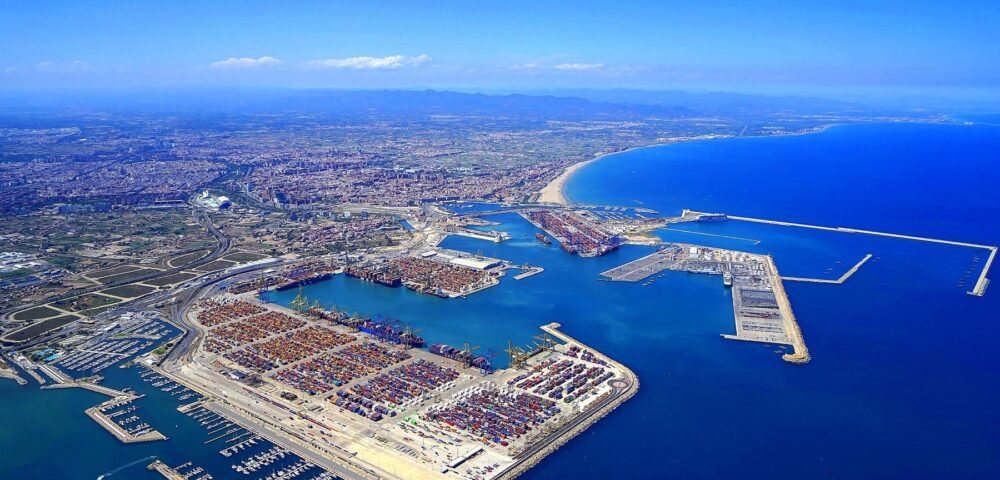 Puertos europeos muestran recuperación desigual y JadeWeserPort sorprende<br><span style='font-size:18px;line-height:18px;font-weight:400'>Róterdam y Hamburgo consolidan crecimiento, mientras el Mediterráneo ajusta volúmenes. JadeWeserPort emerge con expansión récord, impulsado por nueva gestión y desarrollo de la zona logística en Wilhelmshaven.</span>