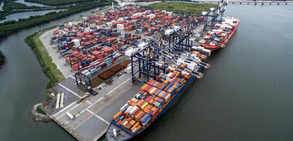DP World amplía su presencia logística en Brasil con contrato de cinco años junto a Suzano<br><span style='font-size:18px;line-height:18px;font-weight:400'>DP World firmó un acuerdo con Suzano para gestionar operaciones de almacén y suministro de línea de producción en Espírito Santo. El contrato refuerza la expansión logística de la compañía en Brasil.</span>