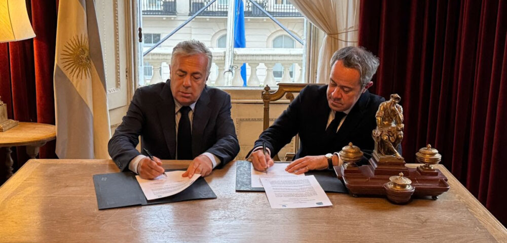 Mendoza afianza su agenda internacional con la BACC<br><span style='font-size:18px;line-height:18px;font-weight:400'>El Gobernador Alfredo Cornejo expuso ante empresarios e inversores del Reino Unido las fortalezas institucionales y productivas de Mendoza, analizó el nuevo escenario político argentino y firmó un convenio de cooperación con la British Argentine Chamber of Commerce (BACC).</span>