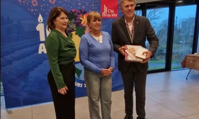 Mendoza celebra 10 años de La Cité du Vin en Burdeos<br><span style='font-size:18px;line-height:18px;font-weight:400'>La provincia participó en las celebraciones del emblemático museo del vino en Francia, con un acuerdo para enviar 1.000 botellas y reafirmar su presencia en el escenario internacional.</span>