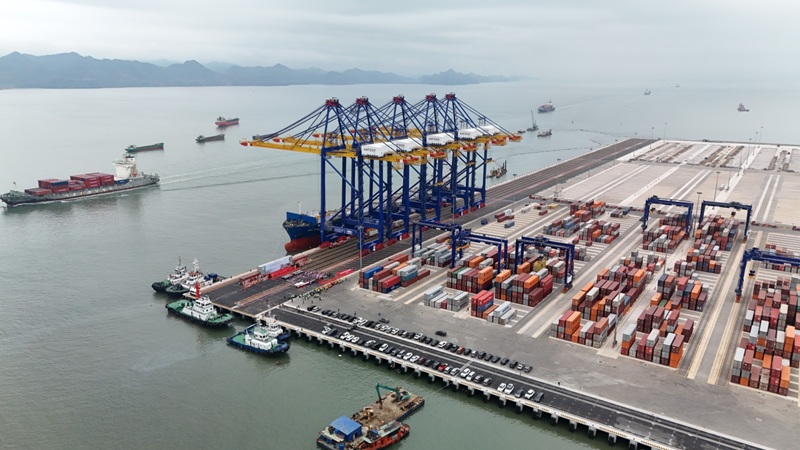 APM Terminals refuerza su red global con Vietnam como nuevo hub estratégico<br><span style='font-size:18px;line-height:18px;font-weight:400'>La adquisición del 49% del Hateco Hai Phong International Container Terminal (HHIT) por parte de APM Terminals, anunciada el 20 de marzo de 2026, consolida la presencia del grupo Maersk en Asia y posiciona a Vietnam como un nodo logístico clave en el comercio internacional.</span>