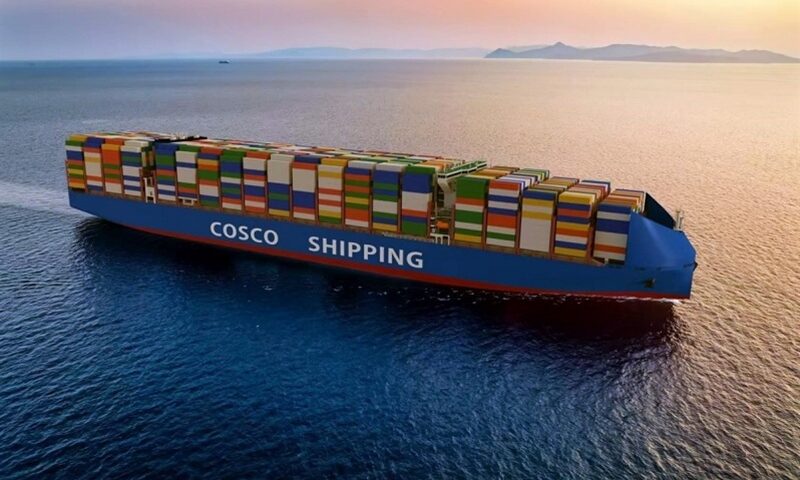 COSCO retoma reservas en el Golfo<br><span style='font-size:18px;line-height:18px;font-weight:400'>Tras tres semanas de suspensión por la guerra en Oriente Próximo, COSCO Shipping Lines reanudó las reservas de carga hacia países del Golfo. La decisión refleja un intento de normalizar operaciones en el Estrecho de Ormuz, aunque bajo condiciones logísticas especiales.</span>