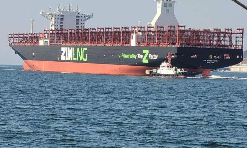 Hapag-Lloyd y ZIM: un acuerdo bajo revisión en Israel<br><span style='font-size:18px;line-height:18px;font-weight:400'>La compra de ZIM por Hapag-Lloyd, anunciada en febrero, enfrenta un dictamen negativo del Ministerio de Defensa israelí. El gobierno evalúa ejercer su acción dorada, mientras FIMI lidera la estructura residual de “New ZIM Israel”.</span>