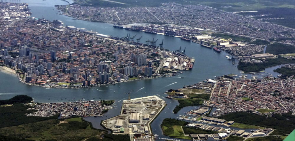 Puerto de Santos marca récord en el primer semestre de 2026<br><span style='font-size:18px;line-height:18px;font-weight:400'>El complejo portuario brasileño movilizó 92,8 millones de toneladas entre enero y junio, consolidando su liderazgo en Sudamérica y reforzando su papel estratégico en el comercio exterior de la región.</span>