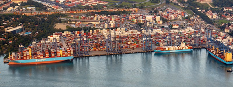 China presiona a Maersk y MSC en Panamá<br><span style='font-size:18px;line-height:18px;font-weight:400'>La Comisión Nacional de Desarrollo y Reforma de China pidió a las dos mayores navieras del mundo que cesen operaciones en los puertos de Balboa y Cristóbal. El conflicto expone la tensión geopolítica sobre el Canal de Panamá y el respeto a las decisiones soberanas de un país.</span>