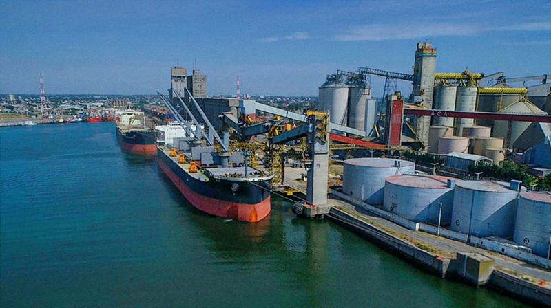 Cosecha récord y logística al límite: Rosario, Bahía Blanca y Quequén bajo presión<br><span style='font-size:18px;line-height:18px;font-weight:400'>La campaña 2025/26 marca un récord histórico con 154,8 millones de toneladas de granos y un movimiento logístico sin precedentes. Rosario, Bahía Blanca y Quequén operan bajo presión, mientras la ausencia de trenes expone la fragilidad estructural del sistema.</span>