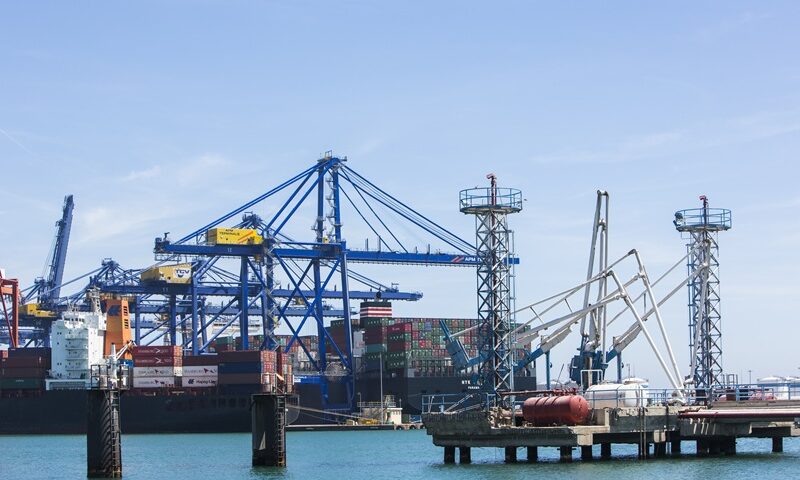 Puertos europeos 2025 en contracción y reconfiguración estratégica<br><span style='font-size:18px;line-height:18px;font-weight:400'>Los diez principales puertos de Europa movieron en 2025 68 millones de TEUs, un 6% menos que en 2024. La caída refleja la desaceleración global y la presión geopolítica que obliga a repensar la resiliencia del sistema portuario.</span>