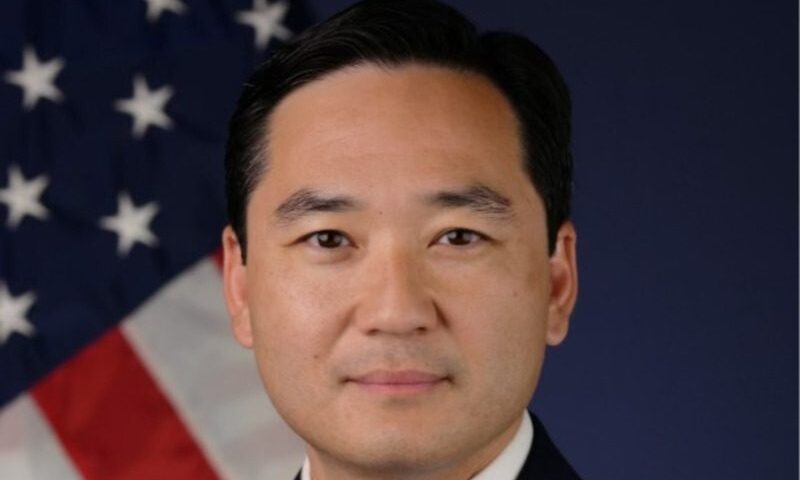 Sang Yi llega a AAPA con perfil político y mirada continental<br><span style='font-size:18px;line-height:18px;font-weight:400'>Tras dos décadas en el servicio federal y un paso clave por MARAD, Sang Yi fue designado presidente y CEO de la American Association of Port Authorities. Su llegada marca un giro hacia un liderazgo con mayor incidencia política en Washington y proyección internacional.</span>