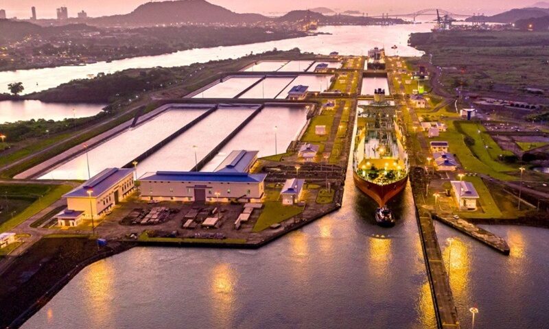 China intensifica la presión sobre Panamá con detenciones masivas de buques<br><span style='font-size:18px;line-height:18px;font-weight:400'>En abril de 2026, China detuvo 136 buques con bandera panameña en sus puertos, una cifra récord que confirma la escalada geopolítica tras el fallo de la Corte Suprema de Panamá contra CK Hutchison.</span>