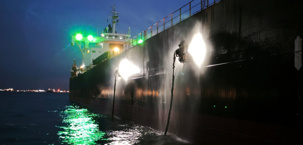 Robots submarinos que reescriben la logística verde<br><span style='font-size:18px;line-height:18px;font-weight:400'>Neptune Robotics emerge como actor estratégico en la descarbonización marítima. Con base regional en Singapur, la startup despliega robots submarinos que limpian cascos en menos de un día, reducen emisiones y proyectan un nuevo estándar de eficiencia portuaria.</span>