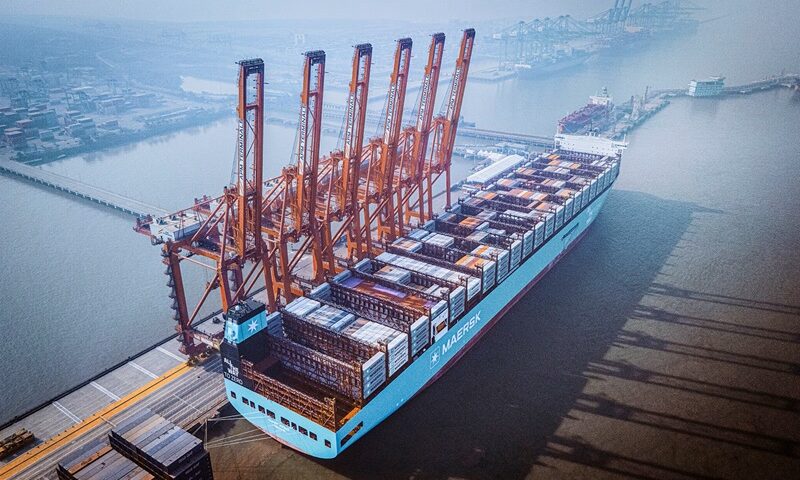 Inteligencia compartida para cerrar un litigio histórico<br><span style='font-size:18px;line-height:18px;font-weight:400'>Maersk y la Jawaharlal Nehru Port Authority (JNPA) concluyeron una disputa de 14 años en torno a tarifas en la terminal de Mumbai. El acuerdo incluye un fondo de infraestructura cercano a los 35 millones de dólares y un reembolso a usuarios, proyectando modernización y confianza en el sistema portuario indio.</span>