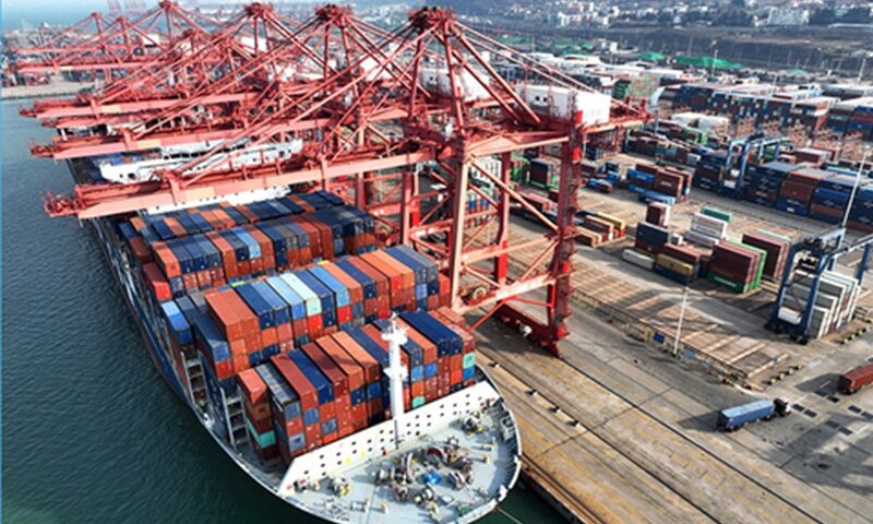 China endurece la regulación sobre tarifas marítimas<br><span style='font-size:18px;line-height:18px;font-weight:400'>Pekín intensifica el control sobre las tarifas de transporte de contenedores y coloca bajo revisión a navieras internacionales, en un movimiento que busca ordenar el mercado y reforzar su papel como regulador global.</span>