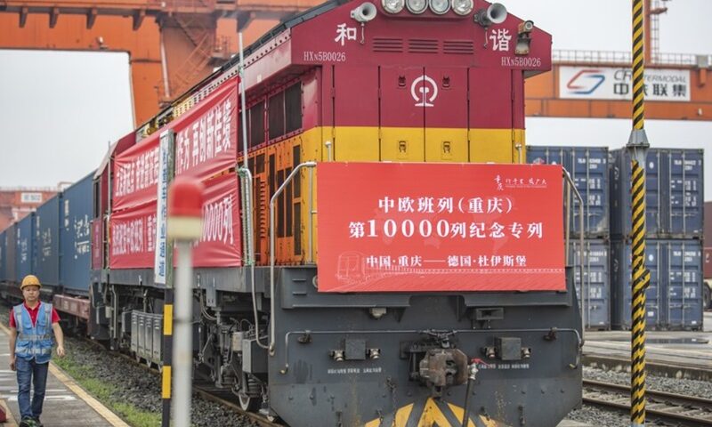 China–Europe Railway Express gana protagonismo tras el bloqueo en Ormuz<br><span style='font-size:18px;line-height:18px;font-weight:400'>El corredor ferroviario China–Europa absorbió parte de la presión logística global desde el inicio del bloqueo en el Estrecho de Ormuz en abril de 2026. Con volúmenes récord y tarifas marítimas en alza, el tren se consolida como alternativa estratégica frente a la vulnerabilidad hídrica del Canal de Panamá y la crisis energética en Medio Oriente.</span>