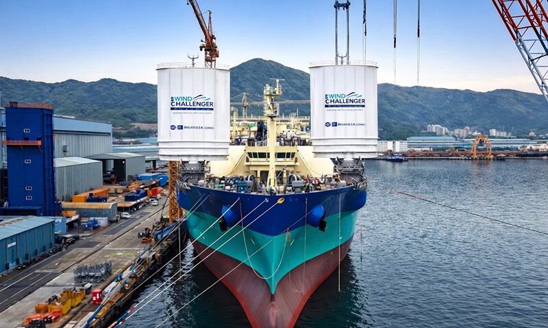 Primer LNG Carrier con velas rígidas marca un hito en la transición marítima<br><span style='font-size:18px;line-height:18px;font-weight:400'>Mitsui O.S.K. Lines (MOL), junto a Hanwha Ocean y Chevron, concretó en Corea del Sur la primera instalación de velas rígidas telescópicas en un buque metanero. El sistema Wind Challenger promete reducir hasta un 12 % el consumo de combustible por viaje y abre un nuevo capítulo en la descarbonización del transporte marítimo.</span>