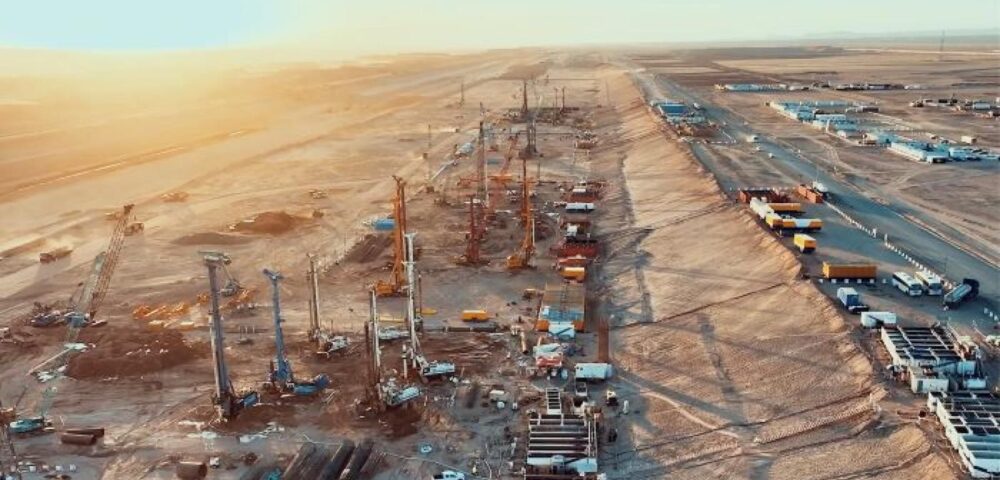 DSV enfrenta freno en su alianza con NEOM tras recortes saudíes<br><span style='font-size:18px;line-height:18px;font-weight:400'>El joint venture de 10.000 millones de dòlares entre DSV y el megaproyecto NEOM perdió impulso luego de los recortes del Public Investment Fund. La exclusividad logística hasta 2055 quedó en suspenso y el futuro del acuerdo es incierto.</span>