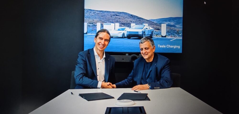 YPF firma acuerdo marco con Tesla para energía y movilidad<br><span style='font-size:18px;line-height:18px;font-weight:400'>YPF firmó un acuerdo marco con Tesla para explorar proyectos conjuntos en infraestructura de carga rápida, almacenamiento de energía e innovación tecnológica. La alianza fue rubricada en Texas por Horacio Marín y Michael Snyder, vicepresidente de energía de Tesla.</span>