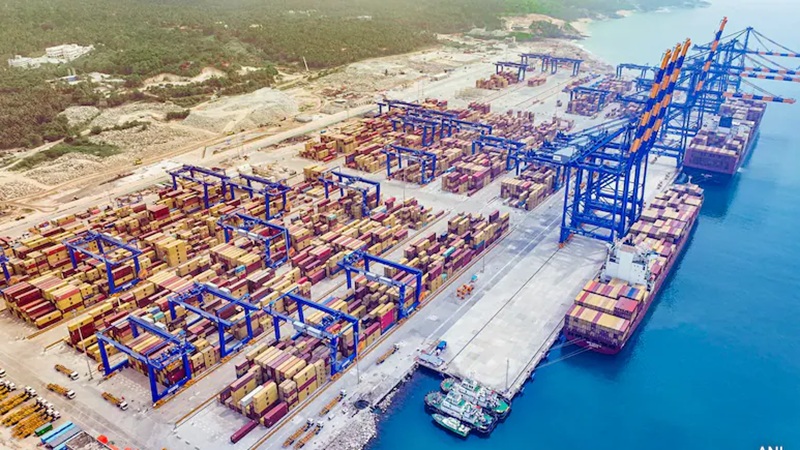 MSC negocia participación en Vizhinjam, India<br><span style='font-size:18px;line-height:18px;font-weight:400'>El puerto de Vizhinjam, en Kerala, alcanzó 2 millones de TEUs en 18 meses. MSC evalúa adquirir hasta un 49% junto a Adani Ports, consolidando su estrategia de control de terminales.</span>