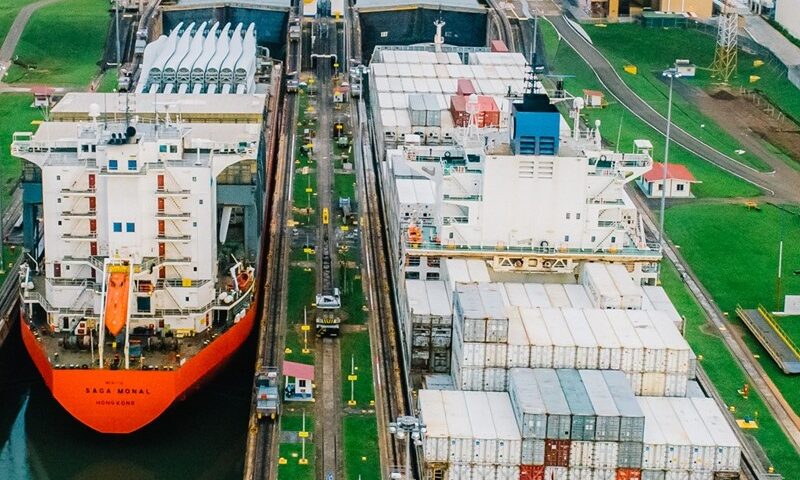 Canal de Panamá baja el calado por El Niño<br><span style='font-size:18px;line-height:18px;font-weight:400'>La Autoridad del Canal de Panamá anunció una reducción preventiva del calado máximo en las esclusas Neopanamax a partir del 1 de julio de 2026. La medida busca anticipar el impacto de un fenómeno El Niño severo y evitar repetir la crisis hídrica de 2023–2024.</span>