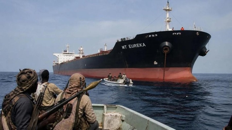 Intento de abordaje armado a un petrolero frente a Yemen reaviva la alerta marítima<br><span style='font-size:18px;line-height:18px;font-weight:400'>Un grupo armado intentó abordar un petrolero cerca de Al‑Shihr, Yemen, el 21 de junio de 2026. El incidente, sin heridos, expone la vulnerabilidad de rutas energéticas globales y reabre el debate sobre seguridad marítima internacional.</span>