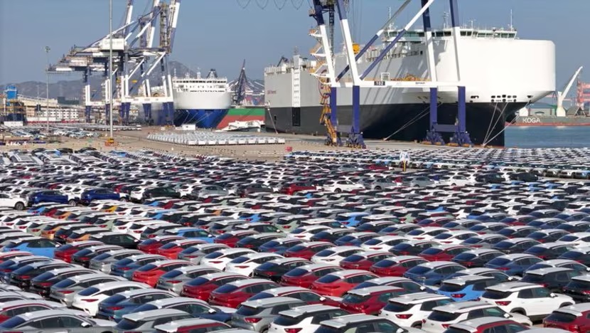 Europa endurece la ofensiva contra los autos chinos y alerta al transporte marítimo<br><span style='font-size:18px;line-height:18px;font-weight:400'>La Unión Europea refuerza medidas contra los fabricantes chinos de eléctricos, imponiendo precios mínimos y requisitos de contenido local. El giro protege a su industria, pero reconfigura rutas marítimas y amenaza la actividad en puertos especializados del continente.</span>