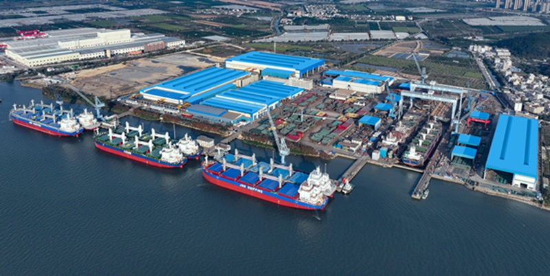Jiangmen Nanyang marca el rumbo de la renovación global<br><span style='font-size:18px;line-height:18px;font-weight:400'>El astillero Jiangmen Nanyang cerró contratos por USD 350 millones para construir bulk carriers ultramax y handy. Los compradores se mantienen en reserva, pero el mensaje es claro: China marca el pulso de la actividad mundial.</span>