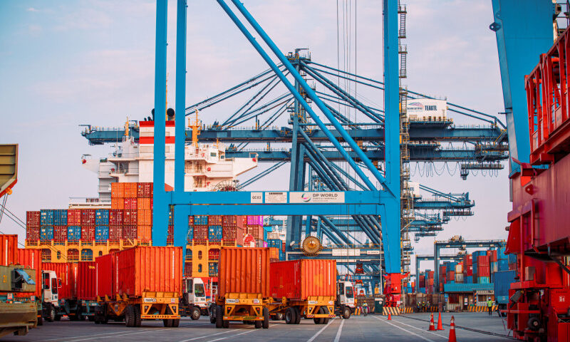 DP World apuesta por biocombustibles con Hapag-Lloyd y abre debate sobre sostenibilidad marítima<br><span style='font-size:18px;line-height:18px;font-weight:400'>La compañía invertirá 1 millón de dólares en el programa Ship Green, evitando 4.762 toneladas de CO₂. La iniciativa genera entusiasmo, pero también interrogantes sobre costos, transparencia y límites de los biocombustibles.</span>