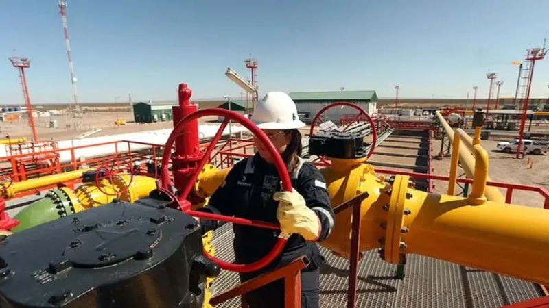 Ruta de líquidos de Vaca Muerta a Brasil y Asia<br><span style='font-size:18px;line-height:18px;font-weight:400'>El megaproyecto energético conecta la cuenca neuquina con Bahía Blanca y mercados internacionales, transformando los líquidos del gas en productos de alto valor. Con inversiones confirmadas y cronogramas definidos, Argentina busca consolidarse como proveedor estratégico.</span>
