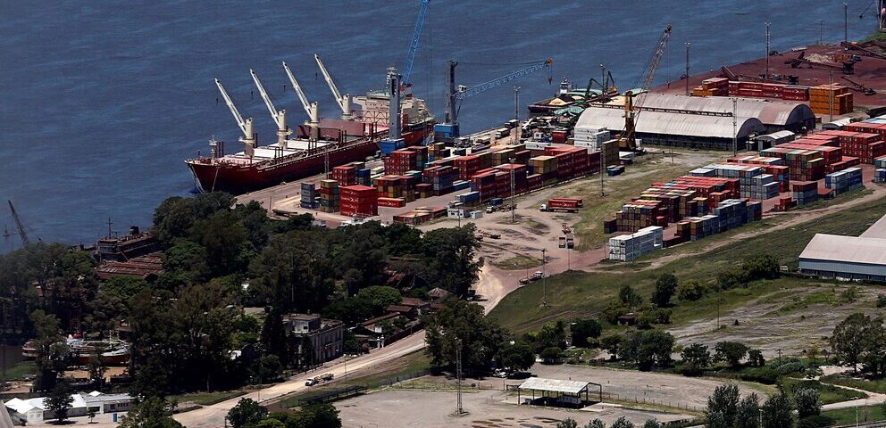 Rosario intensifica su rol logístico en medio de récords y desafíos estructurales<br><span style='font-size:18px;line-height:18px;font-weight:400'>El Puerto de Rosario registra operaciones récord, acuerdos laborales y avances viales impulsados por la cosecha 2025/26, pero enfrenta riesgos persistentes: bajante del Paraná, inflación por encima del ajuste salarial y competencia regional.</span>