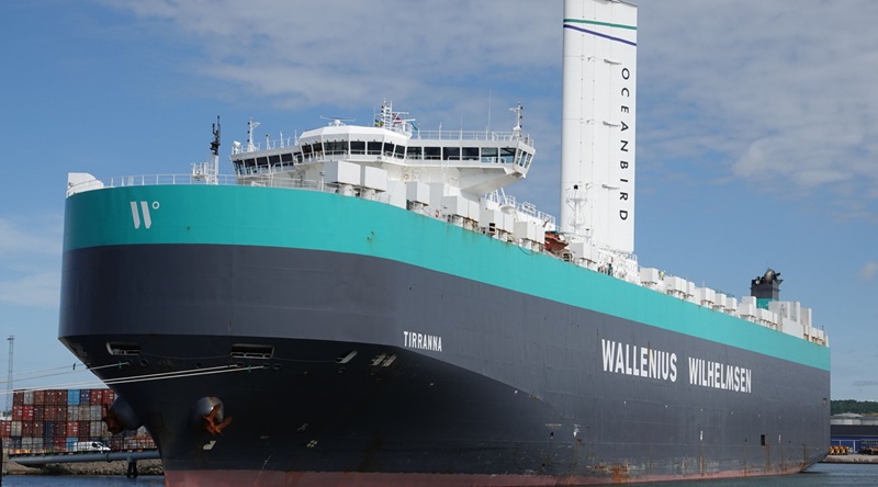 Oceanbird instala su primera vela rígida en un car carrier<br><span style='font-size:18px;line-height:18px;font-weight:400'>La compañía sueca completó en Rotterdam la instalación de la vela Wing560 en el buque Tirranna de Wallenius Wilhelmsen, iniciando pruebas de funcionamiento en operación comercial.</span>
