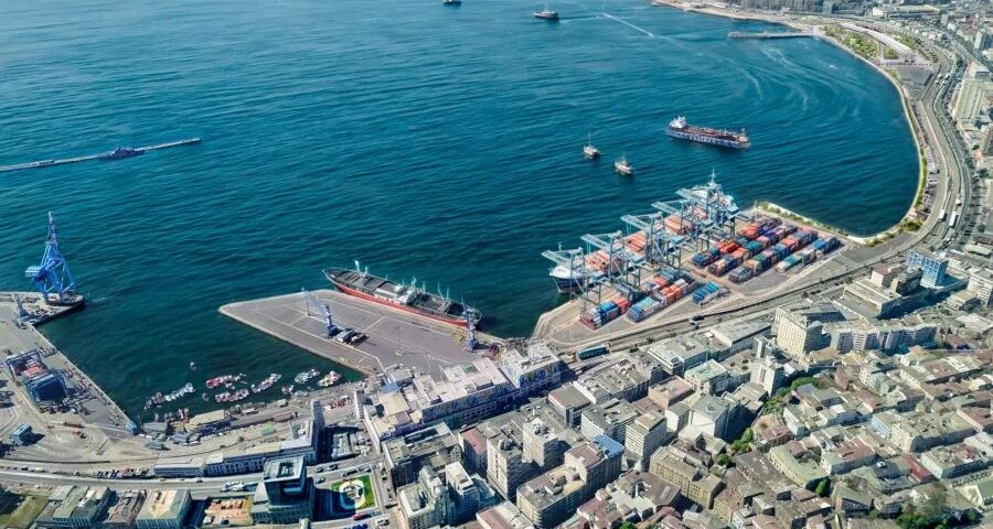 Valparaíso aprueba ampliación portuaria por USD 400 millones<br><span style='font-size:18px;line-height:18px;font-weight:400'>El Comité de Ministros ratificó la resolución ambiental que habilita el nuevo muelle Sitio Costanera. La obra de USD 400 millones duplicará la capacidad del puerto e integrará espacios urbanos, tras un proceso de más de una década con reclamaciones y compromisos ambientales.</span>