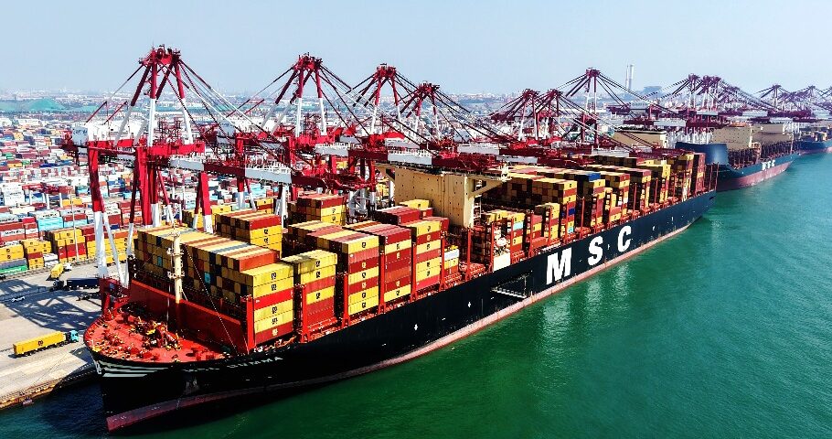 Récord comercial de China 2026: la clave está en puertos y ferrocarriles<br><span style='font-size:18px;line-height:18px;font-weight:400'>El comercio exterior chino superó los 4,45 billones de dólares en siete meses. La combinación de puertos de escala global y corredores ferroviarios hacia Europa asegura volumen, resiliencia y proyección logística en Eurasia.</span>