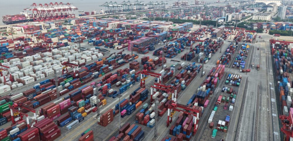 Congestión portuaria en Shanghái: impacto global y riesgos para Sudamérica<br><span style='font-size:18px;line-height:18px;font-weight:400'>El cierre de operaciones en Shanghái y Ningbo por los tifones de agosto ha profundizado una congestión que ya era crítica, con más de 139 portacontenedores en espera y retrasos superiores a los nueve días.</span>