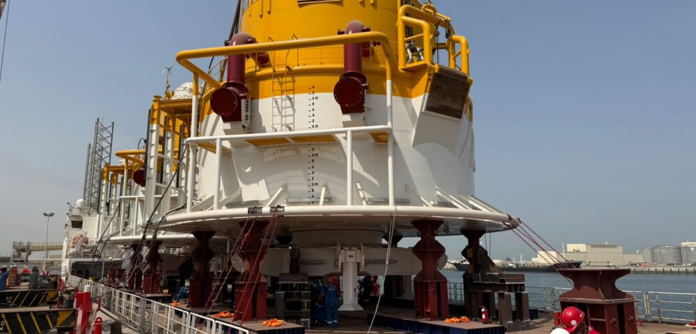 Las monoboyas del VMOS cruzaron Ormuz: un paso histórico con desafíos pendientes<br><span style='font-size:18px;line-height:18px;font-weight:400'>Por primera vez, las dos monoboyas destinadas al proyecto Vaca Muerta Oil Sur atravesaron el Estrecho de Ormuz, un corredor geopolíticamente sensible que hasta ahora había sido un obstáculo logístico. Su llegada a Río Negro está prevista para fines de octubre, con impacto directo en la capacidad exportadora de crudo argentino.</span>