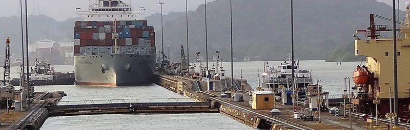 Panamá como comodín energético: millones por saltar la cola<br><span style='font-size:18px;line-height:18px;font-weight:400'>La congestión del Canal de Panamá dispara subastas récord: armadores pagan millones para asegurar tránsito inmediato, reflejando la fragilidad logística de las cadenas energéticas globales.</span>