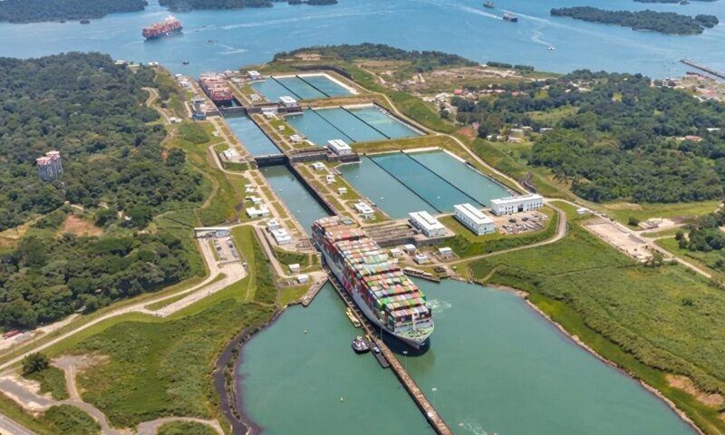 Canal de Panamá reduce el calado Neopanamax a 47,5 pies por descenso del Lago Gatún<br><span style='font-size:18px;line-height:18px;font-weight:400'>La Autoridad del Canal anunció dos nuevos recortes de calado en las esclusas Neopanamax (48 pies desde el 26 de agosto y 47,5 pies desde el 3 de septiembre) por las proyecciones del Lago Gatún y el fenómeno de El Niño. El número de tránsitos diarios se mantiene sin cambios.</span>