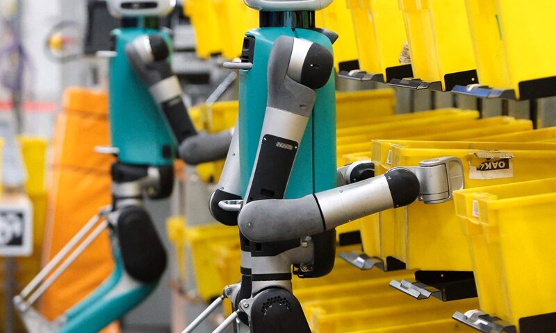 Robots humanoides: el nuevo capítulo de la logística de última milla<br><span style='font-size:18px;line-height:18px;font-weight:400'>La incorporación de robots humanoides en centros de clasificación de paquetes redefine la logística de almacenes y última milla. El ahorro en costos laborales y la eficiencia operativa proyectan un cambio estructural en la infraestructura del e‑commerce. Pero detrás de la promesa de productividad aparece una pregunta más profunda: ¿qué ocurre con el sentido del trabajo cuando la máquina ya no solo ayuda, sino que reemplaza?</span>
