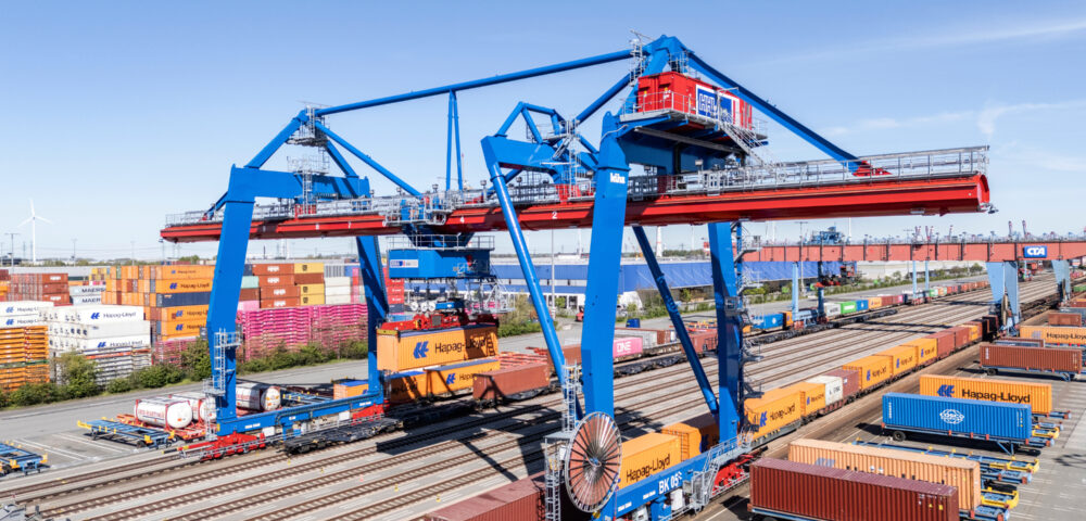 Hamburgo pone en marcha grúas ferroviarias teleoperadas en Altenwerder<br><span style='font-size:18px;line-height:18px;font-weight:400'>La incorporación de grúas ferroviarias teleoperadas en Altenwerder marca un nuevo avance del Puerto de Hamburgo en automatización logística. La iniciativa busca agilizar las operaciones ferroviarias y reforzar la competitividad de su red intermodal europea.</span>