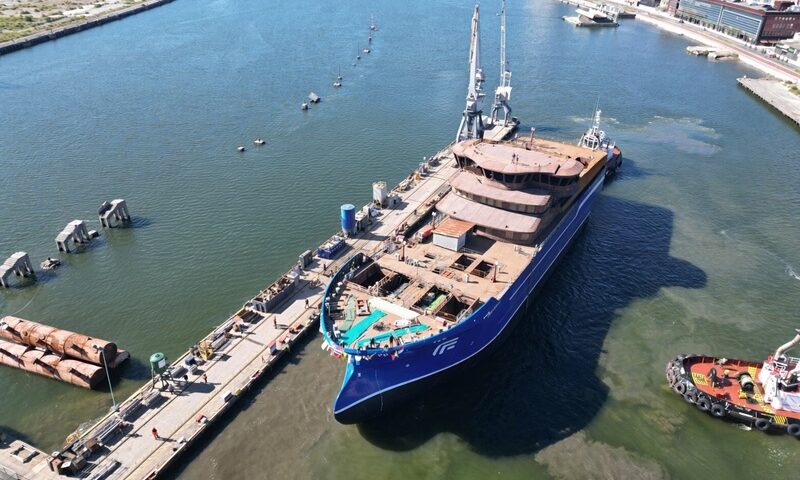 No todos los barcos son chinos: un salmonero noruego vuelve a poner el foco en la construcción naval europea<br><span style='font-size:18px;line-height:18px;font-weight:400'>La botadura del buque salmonero Froy Frohav en un astillero español aporta un ejemplo concreto de una realidad menos visible que las estadísticas globales: aunque Asia domina la construcción naval en volumen, Europa mantiene posiciones relevantes en segmentos especializados de alto valor agregado.</span>