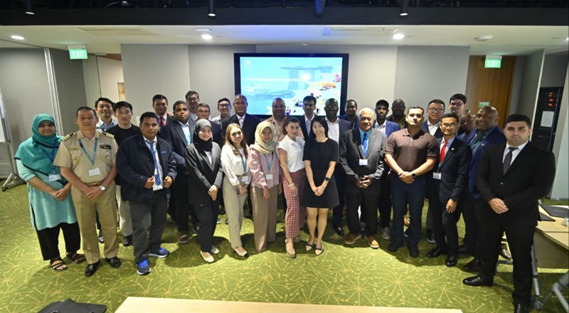 Prefectura Naval Argentina refuerza vínculos internacionales en Singapur<br><span style='font-size:18px;line-height:18px;font-weight:400'>La institución participó en el 12º Programa de Gestión Portuaria, junto a representantes de 24 países. La agenda incluyó seguridad, digitalización y descarbonización, con foco en cooperación global.</span>