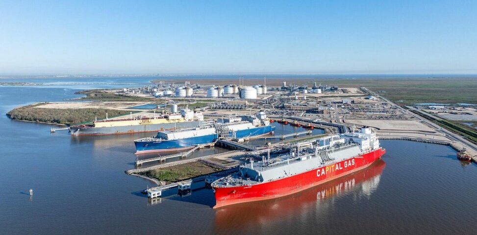 Sabine Pass y Houston marcan el pulso energético de EE.UU. en 2026<br><span style='font-size:18px;line-height:18px;font-weight:400'>Entre enero y julio, el Golfo de México se consolidó como epicentro logístico: Sabine Pass envió más del 80% de su GNL a Europa y Houston batió récords en exportaciones de crudo y refinados. La demanda europea y la presión geopolítica explican el repunte.</span>