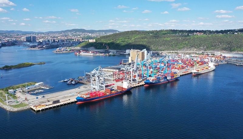 Puerto de Oslo: un laboratorio de cero emisiones hacia 2030<br><span style='font-size:18px;line-height:18px;font-weight:400'>El principal puerto de Noruega anunció una reducción del 34% en sus emisiones de gases de efecto invernadero respecto de 2017. Con inversiones millonarias en electrificación y suministro eléctrico en tierra, Oslo busca convertirse en el primer puerto europeo de cero emisiones en 2030.</span>