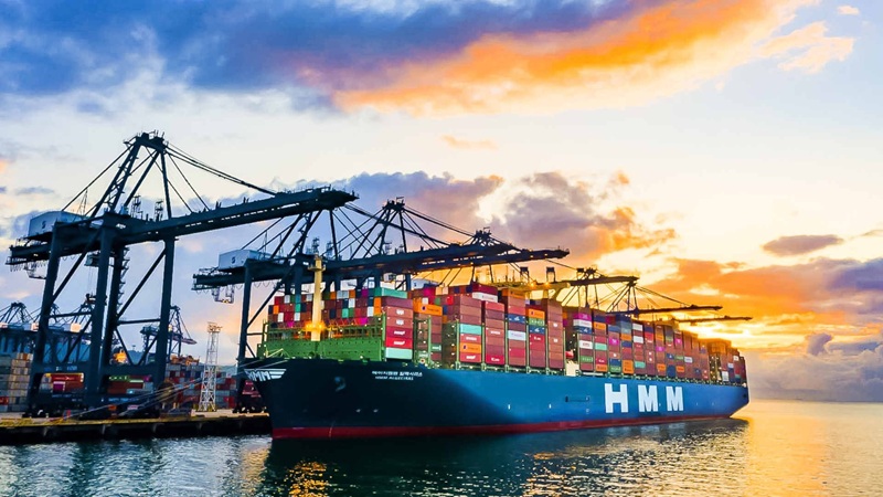 HMM encarga 12 portacontenedores por US$ 1.600 millones<br><span style='font-size:18px;line-height:18px;font-weight:400'>La naviera surcoreana HMM confirmó una nueva orden de construcción de 12 buques portacontenedores, en una operación valuada en aproximadamente 1.600 millones de dólares.</span>
