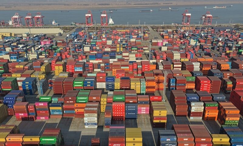 China se encamina hacia otro récord de superávit comercial<br><span style='font-size:18px;line-height:18px;font-weight:400'>Las exportaciones chinas mantienen un fuerte crecimiento y colocan al país en camino de alcanzar un nuevo récord de superávit comercial, en un contexto marcado por tensiones geopolíticas y cambios en las cadenas de suministro.</span>