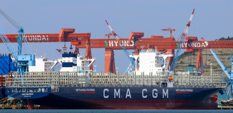 El fin del “trabajo más peligroso” a bordo: llega el primer portacontenedores del mundo que casi no necesita amarres<br><span style='font-size:18px;line-height:18px;font-weight:400'>El CMA CGM Gold, de 13.000 TEU y propulsado a metanol, elimina el trincaje manual de contenedores gracias a la tecnología Lashing-Free de HD Hyundai, aumentando la capacidad en cubierta y mejorando la seguridad.</span>